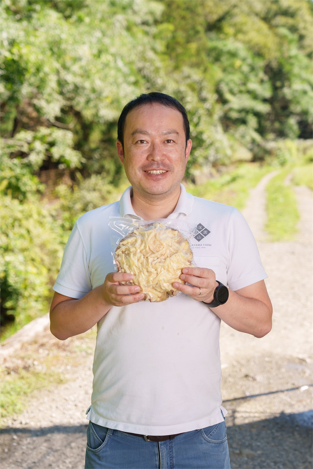 特大しいたけを手にする深山農園の生産者